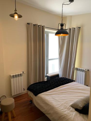 1 dormitorio con 1 cama, 2 luces y ventana en Peña Telera, en Sabiñánigo