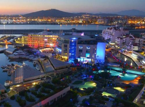 Nespecifikovaný výhled na destinaci Gibraltar nebo výhled na město při pohledu z apartmánu