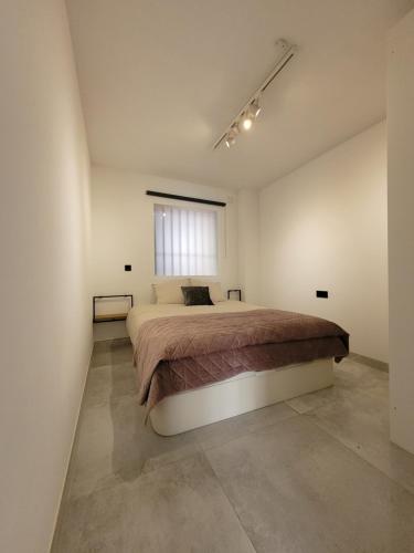 Un dormitorio con una cama grande y una ventana en El Olive - Calanova Grand golf en Mijas