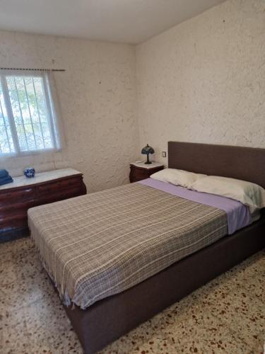 a bedroom with a large bed and a window at Villa Rural Málaga Aeropuerto in Cártama