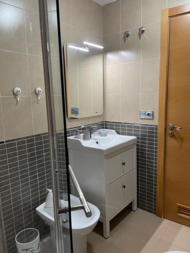 y baño con lavabo, aseo y espejo. en Apartamento del Toyo, en Almería