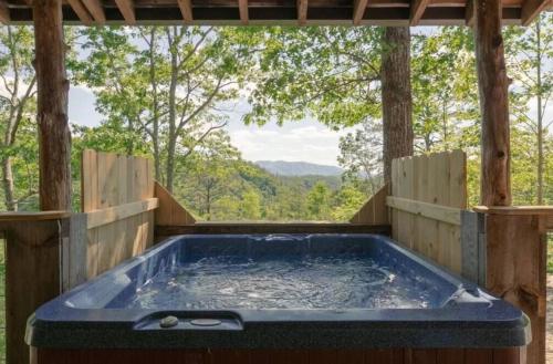 een hot tub in een prieel met uitzicht bij Evie's Mountain Castle cabin in Townsend