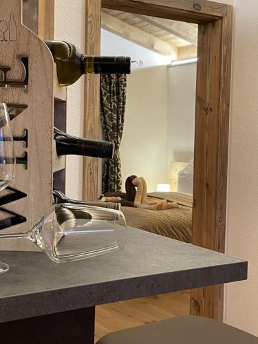 un mostrador con una botella de vino y un espejo en Alpenchalet Waldruhe, en Scheffach