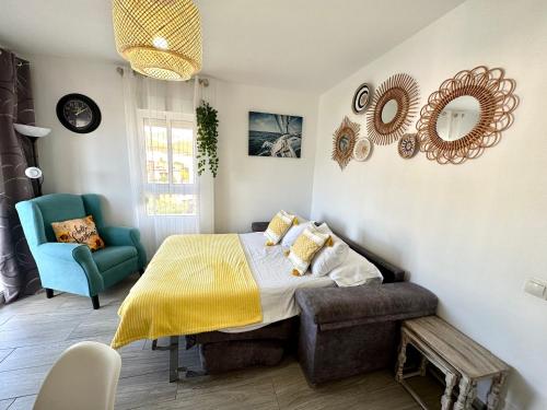 ベナルマデナにあるIris Vistas Benalmadenaのベッドルーム1室(ベッド1台、青い椅子付)