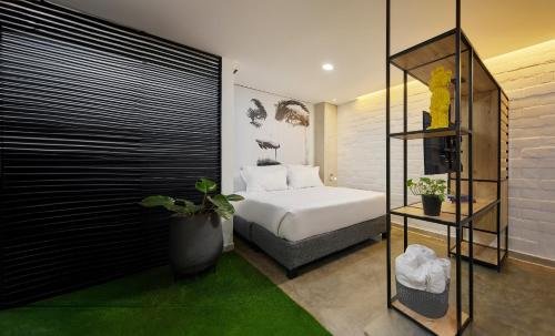 a bedroom with a bed and a large window at Altio Hotel in Cali