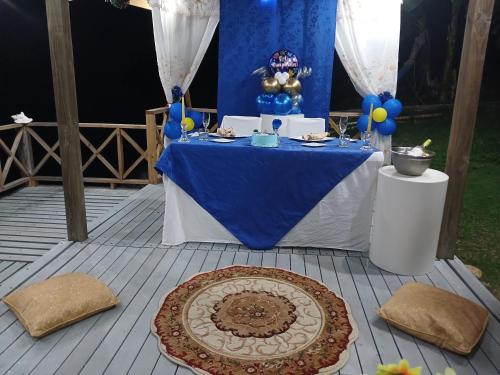 una mesa azul y blanca con un mantel azul y blanco en Cabañas Mister Mac, en Providencia