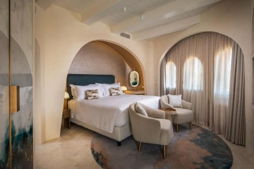 Una cama o camas en una habitación de Hotel Cala di Volpe, a Luxury Collection Hotel, Costa Smeralda