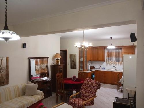 Souflíon的住宿－APARTMENT MARIOS SOUFLI Ευρύχωρη γκαρσονιέρα, 60m2 στο κέντρο，厨房以及带沙发和桌子的客厅。