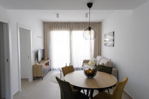 ein Wohnzimmer mit Tisch und Couch in der Unterkunft La Casa Costera Càlida in San Pedro del Pinatar