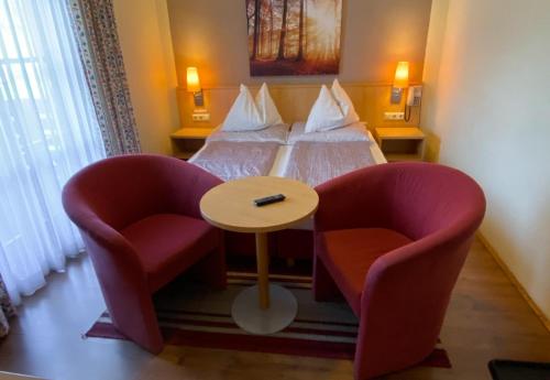 Un lugar para sentarse en Gasthof-Pension Alt Kirchheim