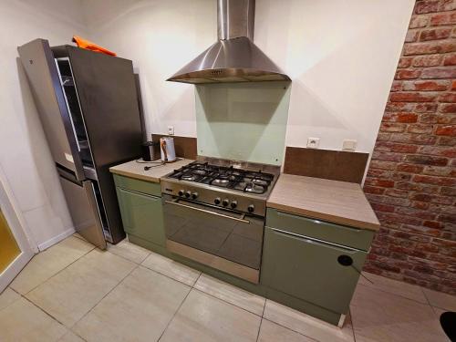 une cuisine avec une cuisinière et un réfrigérateur dans l'établissement Appartement cosy centre ville proche chantiers navals, calanques, plages, à La Ciotat