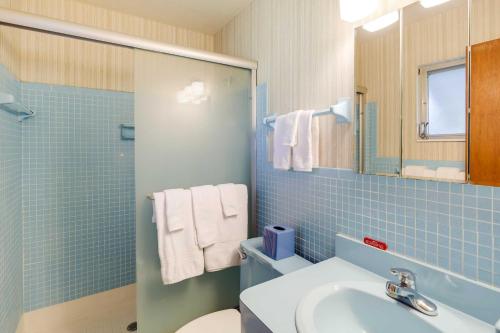 La salle de bains est pourvue d'un lavabo, de toilettes et d'un miroir. dans l'établissement Merritt Island Home Less Than 10 Mi to Cocoa Beach!, à Merritt Island