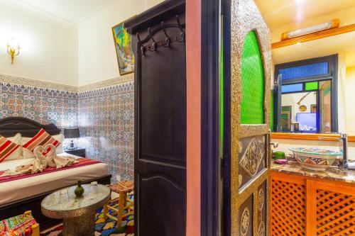 Una cama o camas en una habitación de Riad La Porte d'Or & SPA