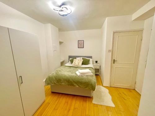 The Urban Retreat في لندن: غرفة نوم صغيرة بها سرير وباب