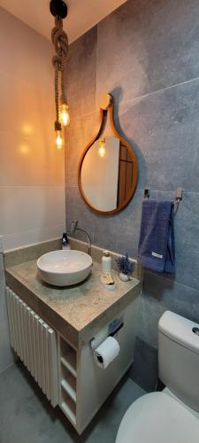 a bathroom with a sink and a mirror at Apartamento único e aconchegante! in Cabo Frio