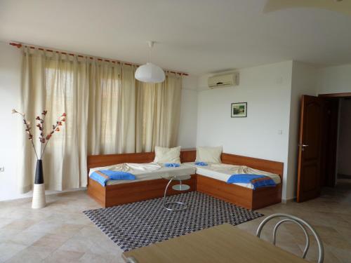 ソゾポルにあるヴィラ ヴィア ポンティカのベッドルーム1室(ベッド2台、テーブル付)
