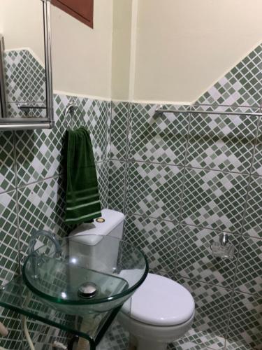 Alojamiento céntrico في كوبيخا: حمام مع مرحاض وطاولة زجاجية