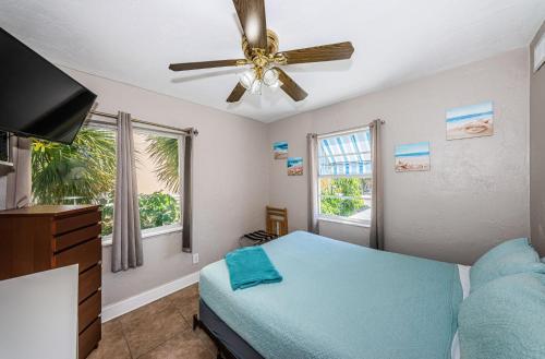 una camera con letto e ventilatore a soffitto di Blue Water Beachside Villa 6 a Clearwater Beach