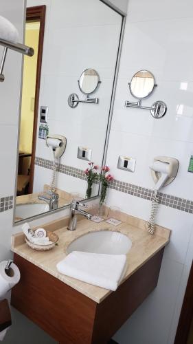 a bathroom with a sink and a mirror at Nuevo Hotel Constitucion in Constitución