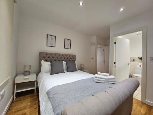 ein Schlafzimmer mit einem großen Bett und einem Spiegel in der Unterkunft Cozy Flat close to central London in London