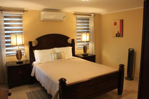 sypialnia z dużym łóżkiem z dwoma lampami na stołach w obiekcie Soleil Palm View Villa 1 Bedroom w mieście Priory