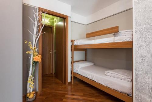 two bunk beds in a small room with a hallway at Intero appartamento in Carona