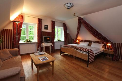 A bed or beds in a room at Hotel Hof Tütsberg
