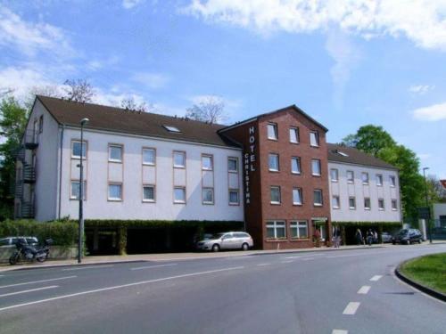 eine Straße mit zwei Gebäuden und einem Auto auf der Straße in der Unterkunft Hotel Christina in Köln