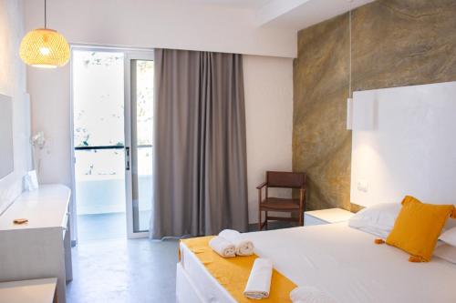 een hotelkamer met een bed, een tafel en een stoel bij Ladiko Inn Hotel Faliraki -Anthony Quinn Bay in Faliraki