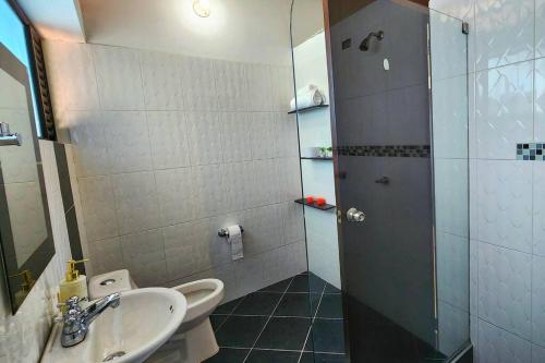 La salle de bains est pourvue d'un lavabo et d'une douche. dans l'établissement Estancia primavera, un espacio amplio y acogedor, à Monterrey