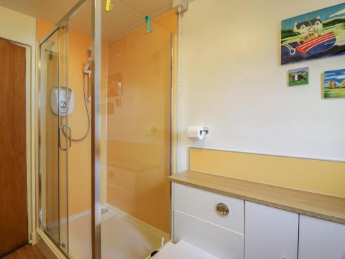 een douche in een badkamer met een glazen douchecabine bij Edge Hill in Dalry