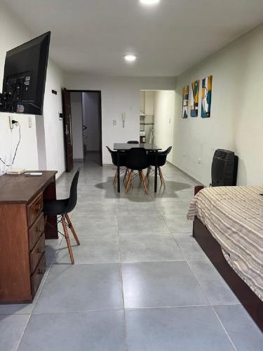 ein Wohnzimmer mit einem Tisch und ein Schlafzimmer in der Unterkunft Complejo 9 De Julio in Villa Dolores