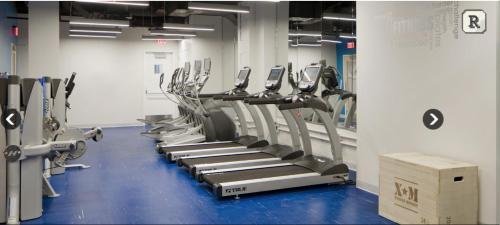 Фитнес-центр и/или тренажеры в Fantastic Philly Fully Furnished Apartments