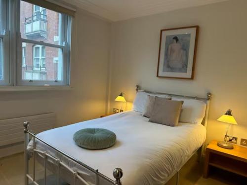 a bedroom with a bed with a green pillow on it at Turner House in London