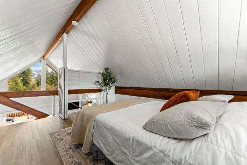 - une chambre mansardée avec un grand lit dans l'établissement Peaceful North Fork Cabin w/ Fireplace & Wi-Fi!, à North Fork