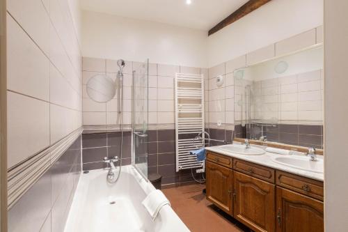 uma casa de banho com uma banheira e um lavatório em Cabana & Le Grand Historique - Centre-Ville em Cluny