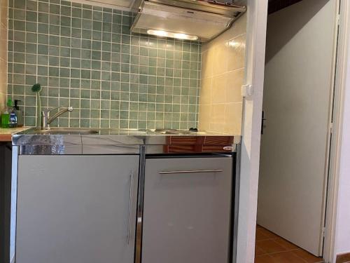 une cuisine avec un évier et un plan de travail dans l'établissement Appartement Port de Hyères 4p Climatisation Terrasse, à Hyères