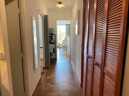 - un couloir d'une maison revêtue de carrelage dans l'établissement Appartement Port de Hyères 4p Climatisation Terrasse, à Hyères