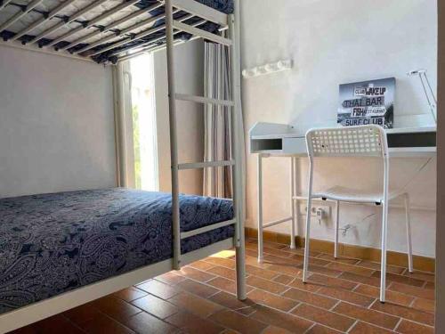 une chambre avec un lit superposé et un bureau dans l'établissement Appartement Port de Hyères 4p Climatisation Terrasse, à Hyères