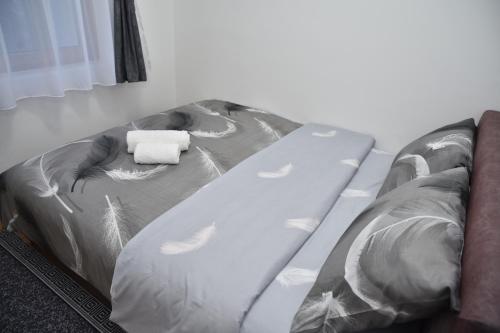uma cama com penas num quarto em ENA apartman em Kraljevo