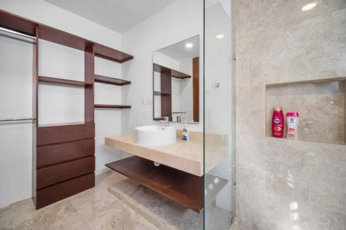 een badkamer met een wastafel en een spiegel bij Sunny Mérida Getaway: Spacious 3BR with Pool in Mérida