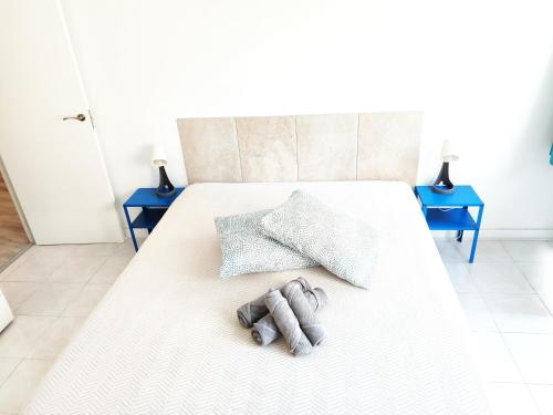um quarto com uma cama com duas mesas azuis em Bonito estudio con patio interior en Altea em Altea