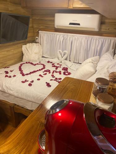 a room with a bed with roses on it at Chale Sobre Rodas Spa Exclusive - Localizado Próximo do Centro in Canela