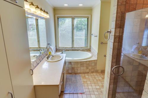 łazienka z 2 umywalkami, wanną i prysznicem w obiekcie Centrally Located Abilene Abode 2 Mi to Downtown! w mieście Abilene