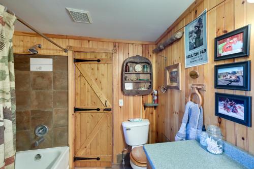Ένα μπάνιο στο Peaceful Oakfield Cabin on Mattawamkeag River!