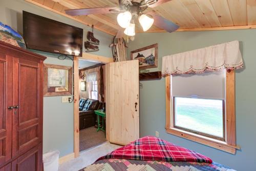 Ένα ή περισσότερα κρεβάτια σε δωμάτιο στο Peaceful Oakfield Cabin on Mattawamkeag River!