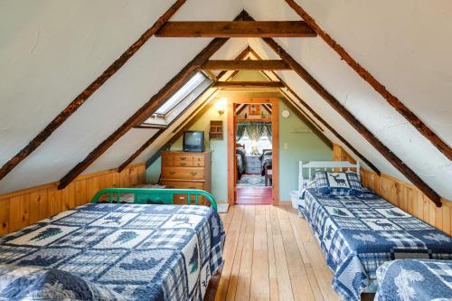 Postelja oz. postelje v sobi nastanitve Peaceful Oakfield Cabin on Mattawamkeag River!