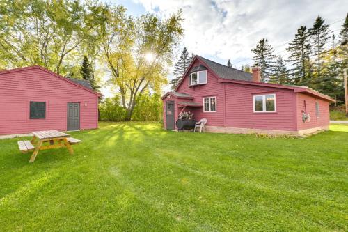 Κήπος έξω από το Peaceful Oakfield Cabin on Mattawamkeag River!