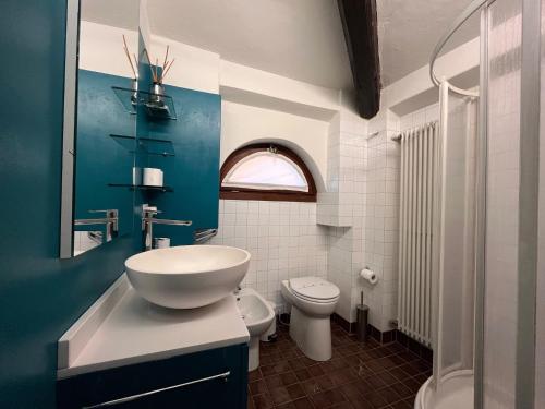 a bathroom with a sink and a toilet at Piazza Erbe Lodge in Verona