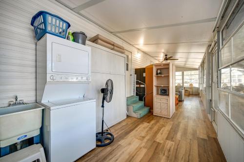 Bright Home Pool Access and Screened-In Porch!にあるキッチンまたは簡易キッチン
